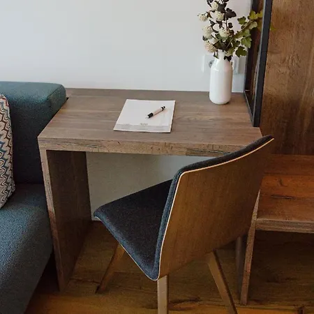 Mitten In Der Welt - Gh Roither 3*