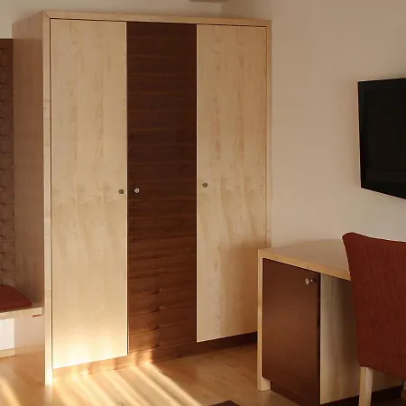 Mitten In Der Welt - Gh Roither Hotel